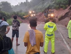 Penampakan Jalur Sumbar-Riau KM 97 Tertutup Akibat Longsor