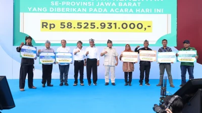 Prabowo dan Mentan Amran Bagikan Bantuan Ternak hingga Benih untuk Petani dan Peternak Sumedang