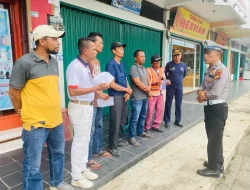 Satlantas Polres Kuansing Gelar Kegiatan Pemasangan Stiker dan Brosur Gunakan Helm SNI Dalam Rangka Cooling System Pemilu Damai 2024