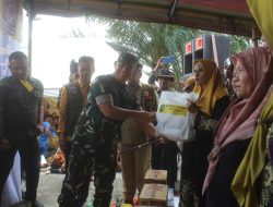 Danrem 031/WB Bersama Gubri Salurkan Bantuan Kepada Warga Terdampak Banjir di Rohil