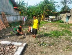 Tingkatkan Keamanan Menjelang Pemilu Babinsa Karya Bakti Bantu Warga Membangun Poskamling