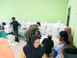 Bantuan Beras Babinsa Dampingi 1435 Warga Penerima Manfaat