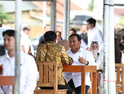 Antusias Ratusan Warga Jateng Lihat Jokowi dan Prabowo Makan Bakso Bareng: Semoga Tetap Merakyat