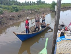 Dengan Sampan Dayung, Polsek Rupat Utara Sosialisasikan Pemilu Damai 2024 di Hulu Sungai Desa Terpencil