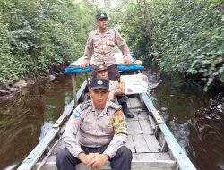Cuaca Ekstrem Tak Menghalangi Personil Polsek Sungai Sembilan Antarkan Bantuan Paket Sembako
