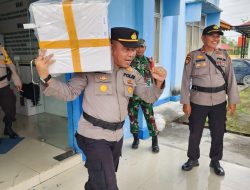 Pastikan Aman, Kapolsek Tambang Langsung Angkat Logistik Pemilu 2024 ke Mobil