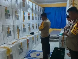Selain Mengamankan Logistik Pemilu, Sholat Berjamaah Juga Menjadi Prioritas Petugas