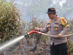 Kapolres Dumai Pimpin Pemadaman Karhutla di Tanjung Palas