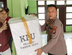 Pastikan Logistik Aman, Personil Polsek Perhentian Raja Goro Bantu Penurunan Logistik Pemilu 