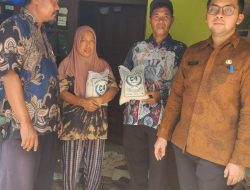 Lurah Kertasari Terjun Distribusikan Bantuan Beras