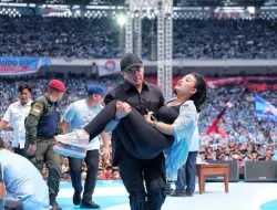 Viral Aksi Sigap Mayor Teddy Bantu Pendukung Perempuan yang Pingsan di GBK, Tuai Pujian Warganet