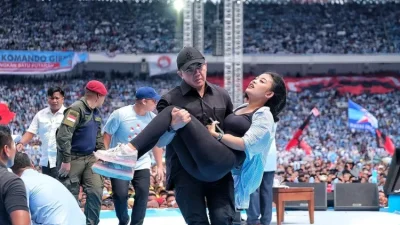 Viral Aksi Sigap Mayor Teddy Bantu Pendukung Perempuan yang Pingsan di GBK, Tuai Pujian Warganet