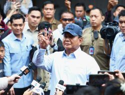 Prabowo Nyoblos di TPS 033 Bojong Koneng, Pose Salam Dua Jari