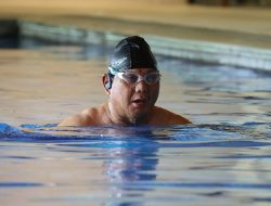 Usai Nyoblos, Prabowo Santai Berenang di Sela Menunggu Quick Count