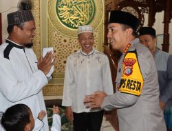 Usai Salat Jumat, Kombes Jeki Sampaikan Pesan Pemilu Damai di Masjid AL-Mukminin