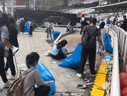 Sigap, Para Pendukung Prabowo-Gibran Inisiatif Bersihkan Sampah usai Kampanye di GBK