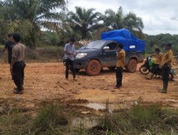 Lalui Jalur Ekstrem, Personel Polsek Kuantan Mudik Kawal Logistik Pemilu 2024