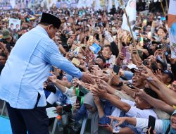 Prabowo Turun Panggung Sapa Ratusan Ribu Masyarakat Jawa Timur di Sidoarjo