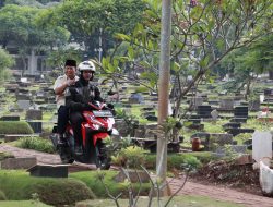 Gunakan Motor, Prabowo Ziarah ke Makam Sang Ayah Usai Pemilu dan Disambut Ratusan Warga