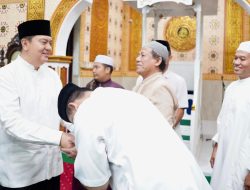 Sholat Subuh Safari Ramadhan, Kapolda Riau Serahkan Bantuan Kepada Pengurus Masjid Nurul Ikhlas
