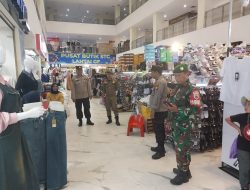 Dalam Rangka Ops Tertib Ramadhan 1445 H dan Antisipasi C3, Polresta Pekanbaru Patroli Jalan Kaki ke Pusat Perbelanjaan 