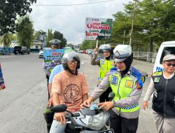 Hari Kedua Operasi Keselamatan LK 2024, Satlantas Polda Riau Bagikan Brosur Himbauan Tertib Berlalu Lintas