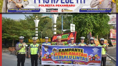 Dalam OTR LK 2024, Kasat Lantas Polresta Pekanbaru Turun Lansung Berikan Sosialisai dan Takjil Serta Nasi Kotak ke Pengendara
