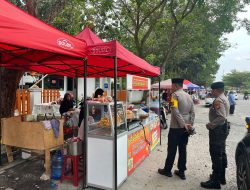 Sat Samapta Polresta Pekanbaru Berikan Pengamanan Kepada Masyarakat Yang Berburu Takjil