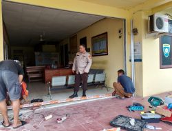 Ciptakan Suasana Kerja Nyaman, AKP Sumaryadi Awasi Rehab Pintu dan Dinding Mapolsek XIII Koto Kampar