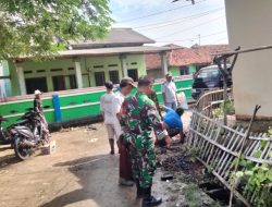 Babinsa Koramil 11 Pebayuran Berjibaku Bersihkan Saluran Solokan