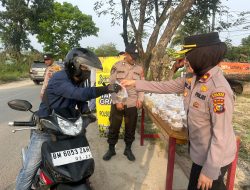 Jelang Buka Puasa, Kapolsek Tapung Bagikan Takjil Gratis Untuk Masyarakat