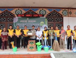 Polresta Soetta Gelar Jumat Bersih dan Beri Bantuan Sembako