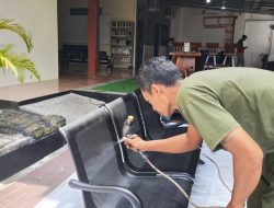 Perbaikan Fasilitas, WBP Rutan Bangil Kanwil Kemenkumham Jatim Lakukan Pengecatan Kursi Tunggu