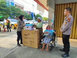Bansos dan Tali Asih, Polresta Pekanbaru Serahkan Kursi Roda dan Sembako Kepada Penyandang Disabilitas