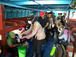 Polsek Kawasan Pelabuhan Bagikan 100 Takjil Gratis di Area Pelabuhan Sungai Duku