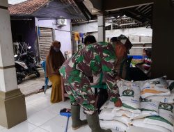 Ringankan Beban Masyarakat Babinsa Dampingi Pendistribusian Bantuan Beras