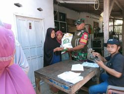 Babinsa Sumber Urip Dampingi Pendistribusian Bantuan Beras Bulog