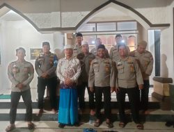 Lebih Dekat dengan Masyarakat, Personil Polres Kampar Laksanakan Sholat Subuh Keliling