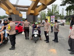 Sat Binmas Polres Kuansing Bagikan Takjil Ramadhan di Bundaran Cerano