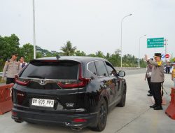 Jendral Bintang Dua, Turun Mengatur Lalu Lintas Arus Mudik di Tol Sungai Pinang Kampar