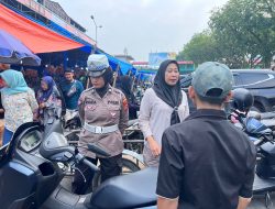 Dalam Rangka Ops Ketupat LK 2024, Polwan Polresta Pekanbaru Patroli Jalan Kaki di STC