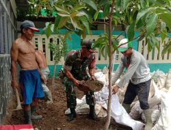 Bakti TNI Babinsa Bantu Warga Membuat Sarana Bermain Anak