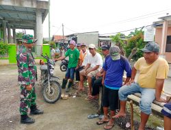 Menunggu Waktu Berbuka Puasa Babinsa Ingatkan Pentingnya Menjaga Kerukunan Di Bulan Ramadhan