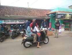 Ramadhan Berkah, MCN Berbagi Takjil Kepada Pengguna Jalan