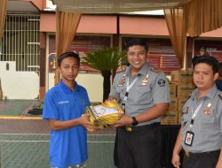 Peningkatan Spiritualitas, Rutan Bangil Kanwil Kemenkumham Jatim Bagikan Busana Muslim Kepada Seluruh WBP