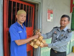Tradisi Lebaran, Rutan Bangil Kanwil Kemenkumham Jatim Bagikan Ketupat Kepada Warga Binaan