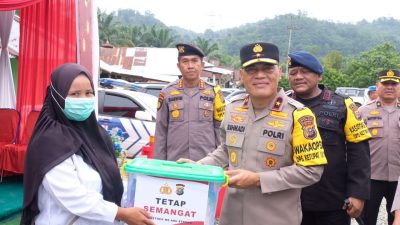 Tinjau Pos Pam Ops Ketupat 2024 Riau – Sumbar, Wakapolda Riau Serahkan Bantuan Paket Kepada Personil