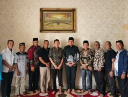 Menikmati Bubur Pedas Makanan Khas Kalimantan Barat, Kapolres Pelalawan Hadiri Halal Bihalal Warga Asal Kalimantan Barat