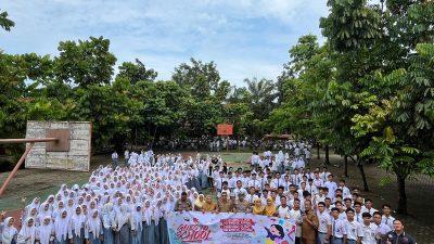 Polres Kuansing dan Indonesia Safety Driving Center (ISDC) Gelar Police Goes To School di SMAN 1 Kuantan Mudik