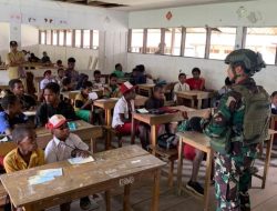 Ajak Belajar Anak Papua, Satgas Buaya Putih Bagikan Alat tulis